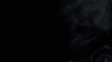 Siyah arkaplanda duman hareketi