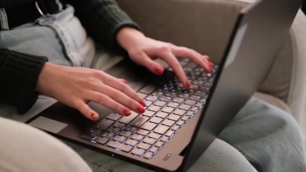 Primer plano de las manos femeninas escribiendo en el teclado — Vídeos de Stock