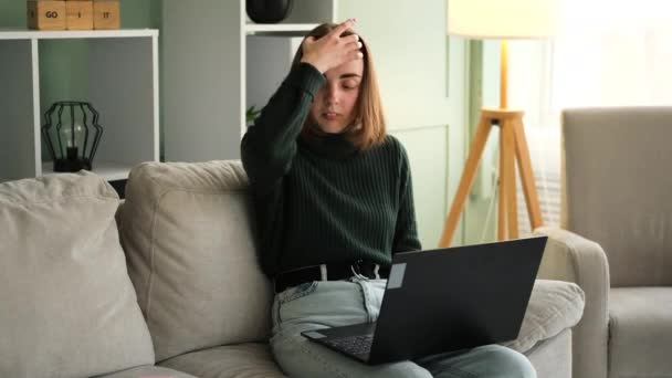 Caucasian woman working on laptop and talking on the phone — Wideo stockowe