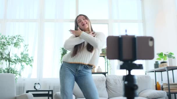 Vrouw gemaakt haar dansen video door smartphone camera — Stockvideo