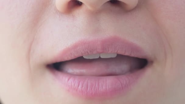 Jovencita lame sus labios con su lengua — Vídeos de Stock