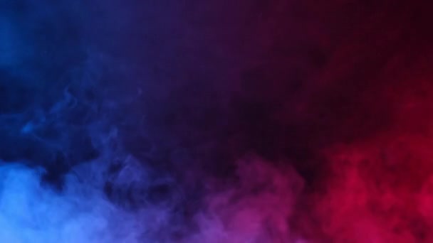 Fumée rouge, bleue, violette sur fond noir — Video