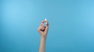 Kadın eli tampon gösteriyor