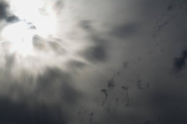 Yağmurdan önce kara fırtına bulutları