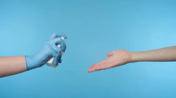 Médecin mains pulvérisation antiseptique sur les mains du patient — Photo