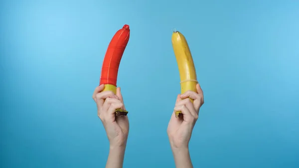 Γυναίκα δείχνει μπανάνες με προφυλακτικά Φωτογραφία Αρχείου