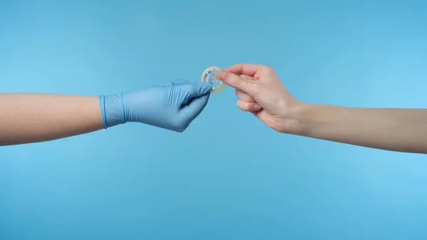 Doutor dá um preservativo ao paciente Imagens De Bancos De Imagens Sem Royalties