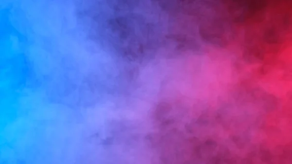 Vermelho, azul, fumaça roxa no fundo preto Imagens De Bancos De Imagens