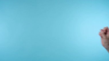 Kadın el hareketi yapıyor.