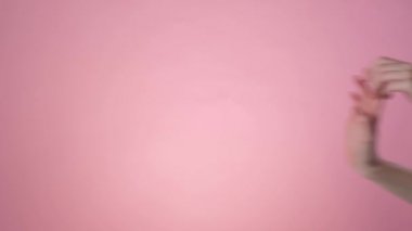 Kadın el hareketi yapıyor.