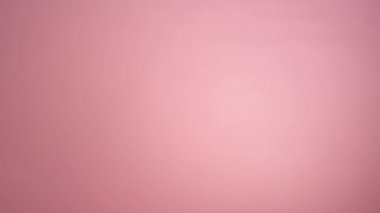 Kız sağ tarafı işaret ediyor.