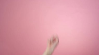 Kadın eli yumruk hareketi yapıyor.