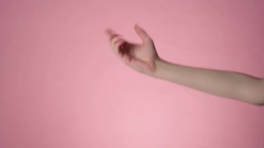 Altın yazı tura atan bir kadın