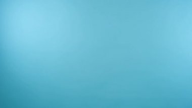 Kadın eli tampon gösteriyor