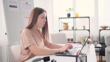 Başarılı genç bayan, online galibiyetten heyecan duyuyor.