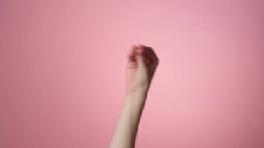 Pembe arka planda bla-bla-bla hareketi
