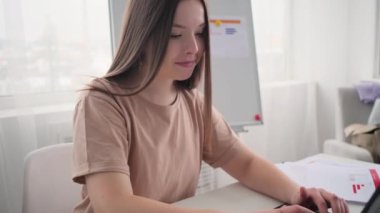 Kadın evde bir dizüstü bilgisayarda çalışıyor