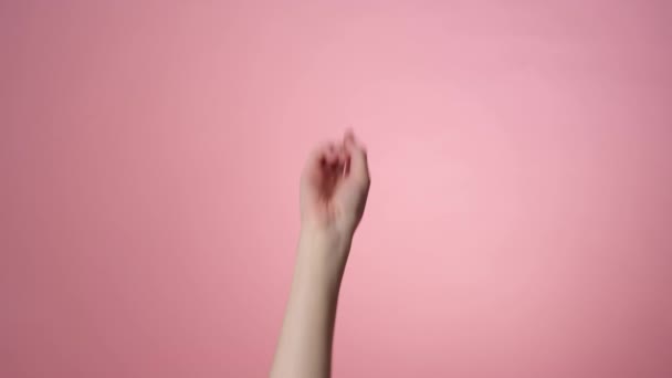 Die Hand des Mädchens zeigt in die Kamera — Stockvideo