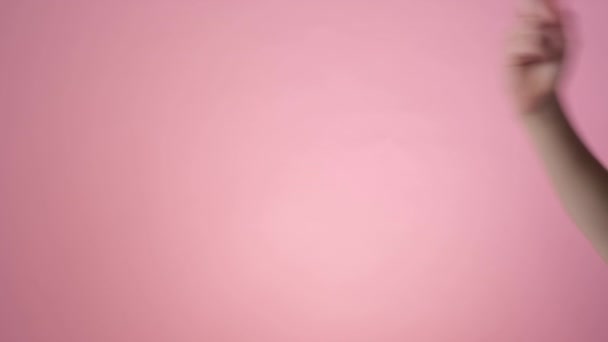 Тремтячий палець на рожевому фоні — стокове відео