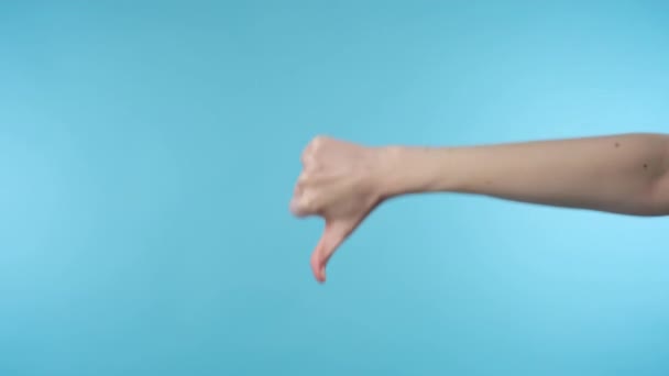 Κοντινό πλάνο των γυναικών χέρι δείχνει τον αντίχειρα προς τα κάτω σημάδι — Αρχείο Βίντεο