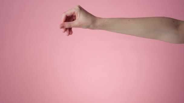 女人的手加盐手势 — 图库视频影像