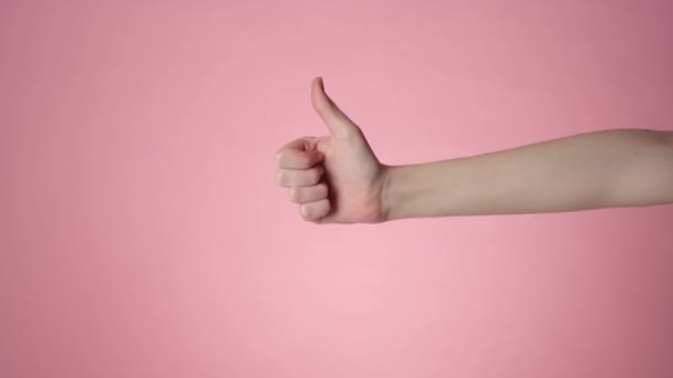 Menutup tangan wanita menunjukkan ibu jari up tanda — Stok Video
