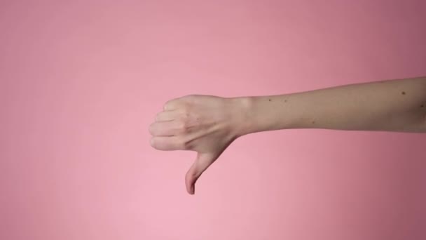 ปิดมือของผู้หญิงที่แสดงป้ายนิ้วโป้งลง — วีดีโอสต็อก