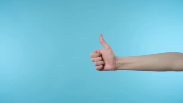 Κοντινό πλάνο των γυναικών χέρι δείχνει τον αντίχειρα επάνω σημάδι — Αρχείο Βίντεο