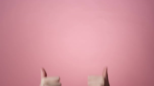 Дві жіночі руки показують великий палець вгору знак — стокове відео