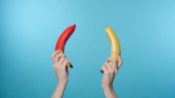 Женщина показывает бананы с презервативами — стоковое видео
