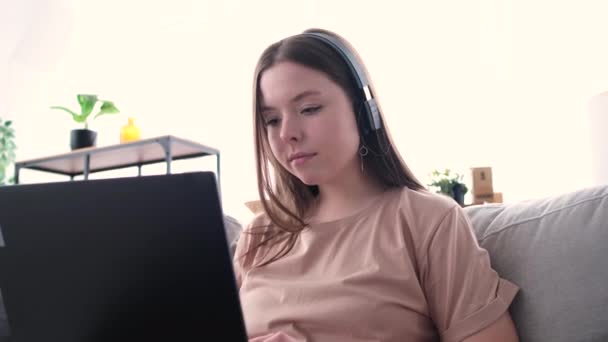 Úspěšná žena poslouchající hudbu s notebookem — Stock video