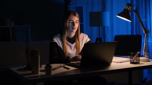Уставшая сонная молодая женщина засыпает за рабочим столом после окончания работы — стоковое видео