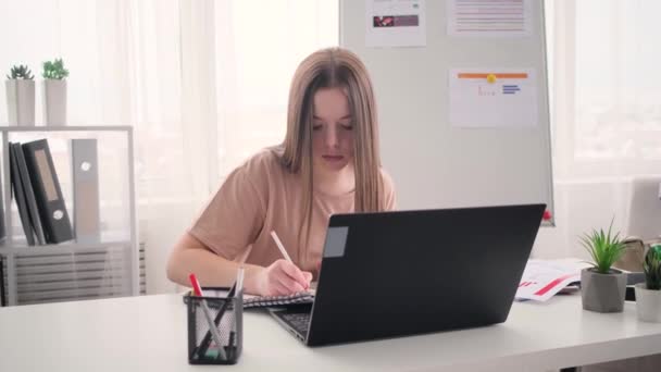 Λευκή γυναίκα εργάζεται σε ένα φορητό υπολογιστή — Αρχείο Βίντεο