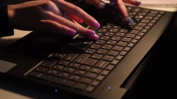 Detailní záběr ženských rukou na klávesnici — Stock video
