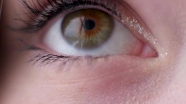 Gözünü açarken yakın çekim