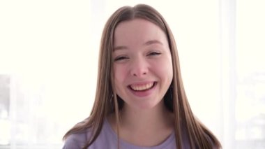 Güzel kadın kameraya bakarken gülüyor.