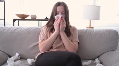 Genç bir kadının burnu akıyor.