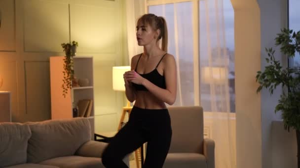 Fitness kvinna gör knäböj motion — Stockvideo