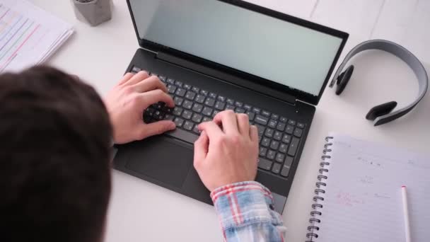 Vista trasera de las manos escribiendo en el ordenador portátil en el escritorio — Vídeos de Stock