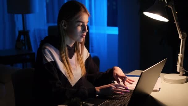 Biała kobieta siedzi w domu w miejscu pracy i pracuje do późna w nocy — Wideo stockowe
