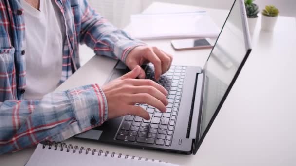 Primer plano de las manos escribiendo en el ordenador portátil en el escritorio — Vídeos de Stock