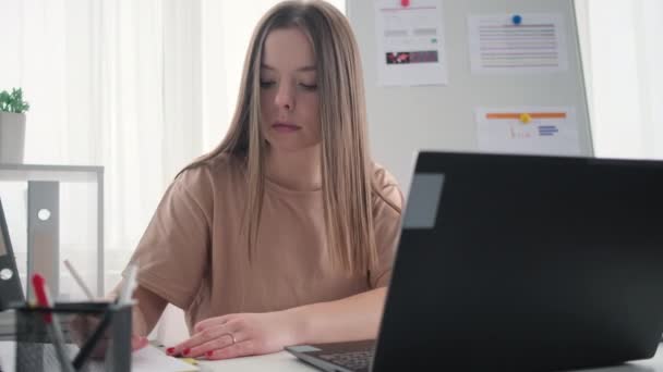 Schöne Geschäftsfrau arbeitet im Homeoffice — Stockvideo