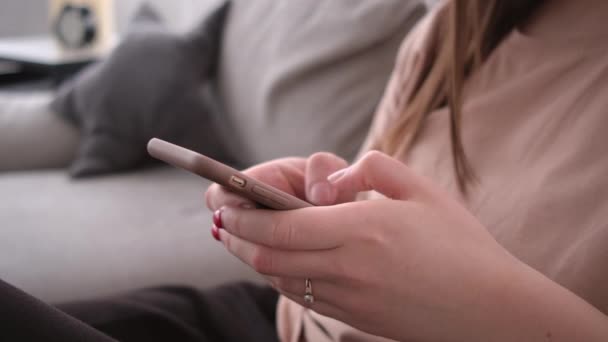 Close-up shot van een vrouw typen handen met een telefoon — Stockvideo