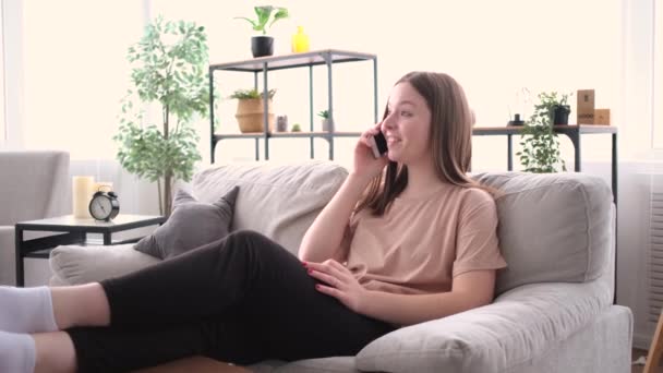 Mulher bonita falando ao telefone em casa — Vídeo de Stock