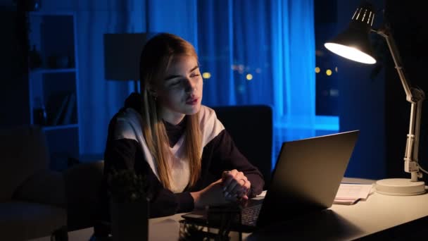 Woman with laptop having video conference — Stock Video