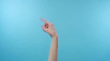 Kızın eli sol tarafı gösteriyor.