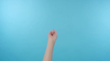 Kız kamerayı işaret ediyor.