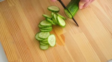 Yeşil salatalık kesen adamın en iyi görüntüsü.