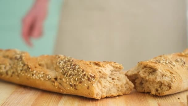 Taze pişmiş baget ekmeğine yakın çekim — Stok video