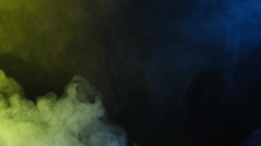 Sarı ve mavi siyah arka plan üzerine duman